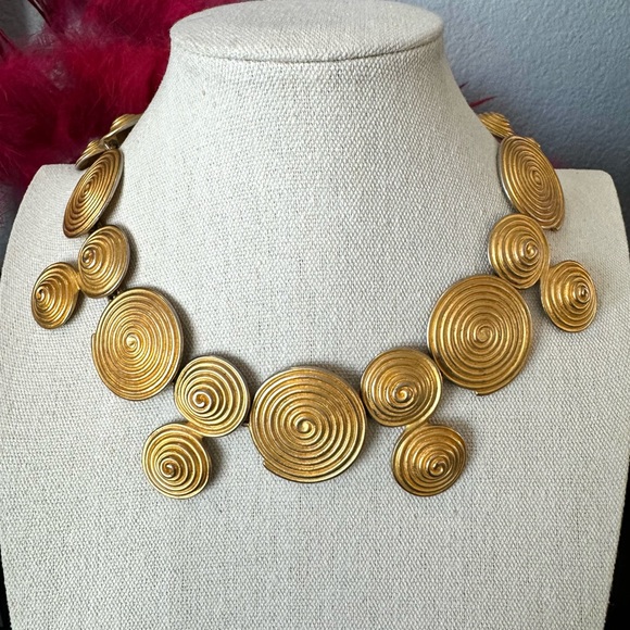 Vintage Gold Tone Swirl Circle Necklace - Picture 4 of 11